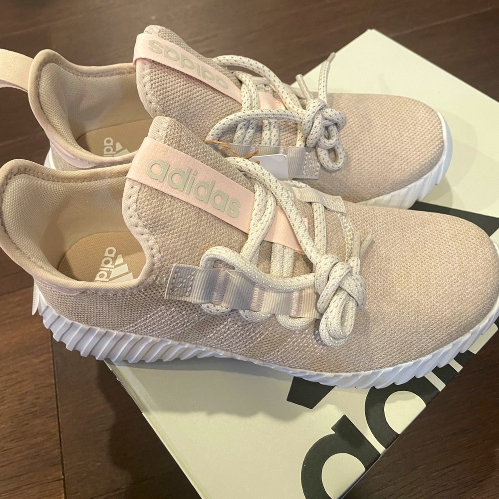 Woman adidas snickers, never worn, I bought it and forget to return